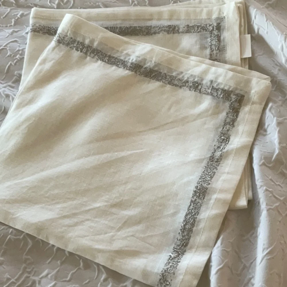 NWT KIM SEYBERT WHITE LINEN & SILVER METALLIC THREAD SET OF 2 impression napkin